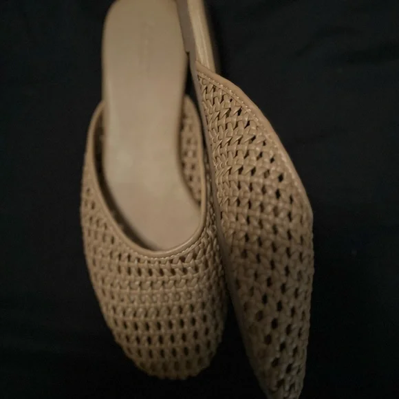 Old Navy Women's Tan Woven Slip-On Shoes - Picture 3 of 5